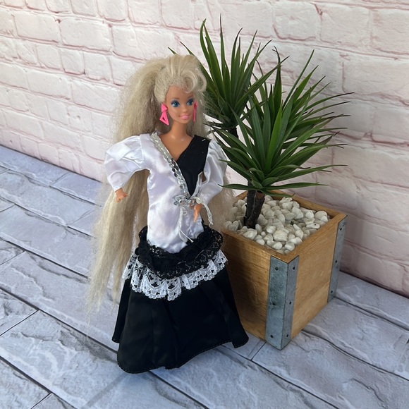 1970’s Barbie long hair and evening dress - Picture 2 of 8